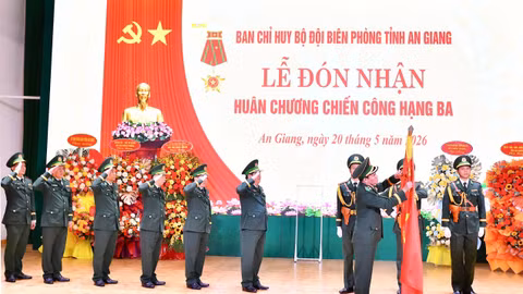 Bộ đội Biên phòng An Giang đón nhận Huân chương Chiến công hạng Ba