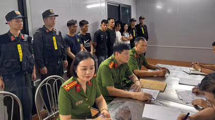 Cán bộ điều tra lấy lời khai của các đối tượng.