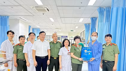 Công đoàn Công an nhân dân thăm hỏi, chia sẻ khó khăn với người lao động bị bệnh hiểm nghèo
