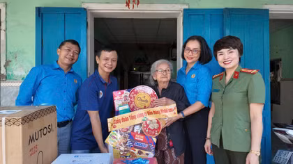 Công đoàn CAND đến thăm nhà và trao quà cho đại diện gia đình chị Kiều Thị Quýt (Công ty Cổ phần Dịch vụ Kỹ thuật MobiFone, mắc bệnh Ung thư, đang điều trị tại Bệnh viện Ung Bướu Đà Nẵng) dịp Tết 2026.