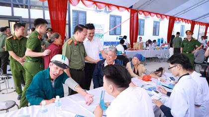 Công an Lạng Sơn phối hợp Bệnh viện Đại học Y Hà Nội khám bệnh cho nhân dân xã biên giới 