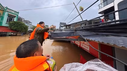 Công an Lạng Sơn vượt hiểm nguy cứu dân trong bão lũ