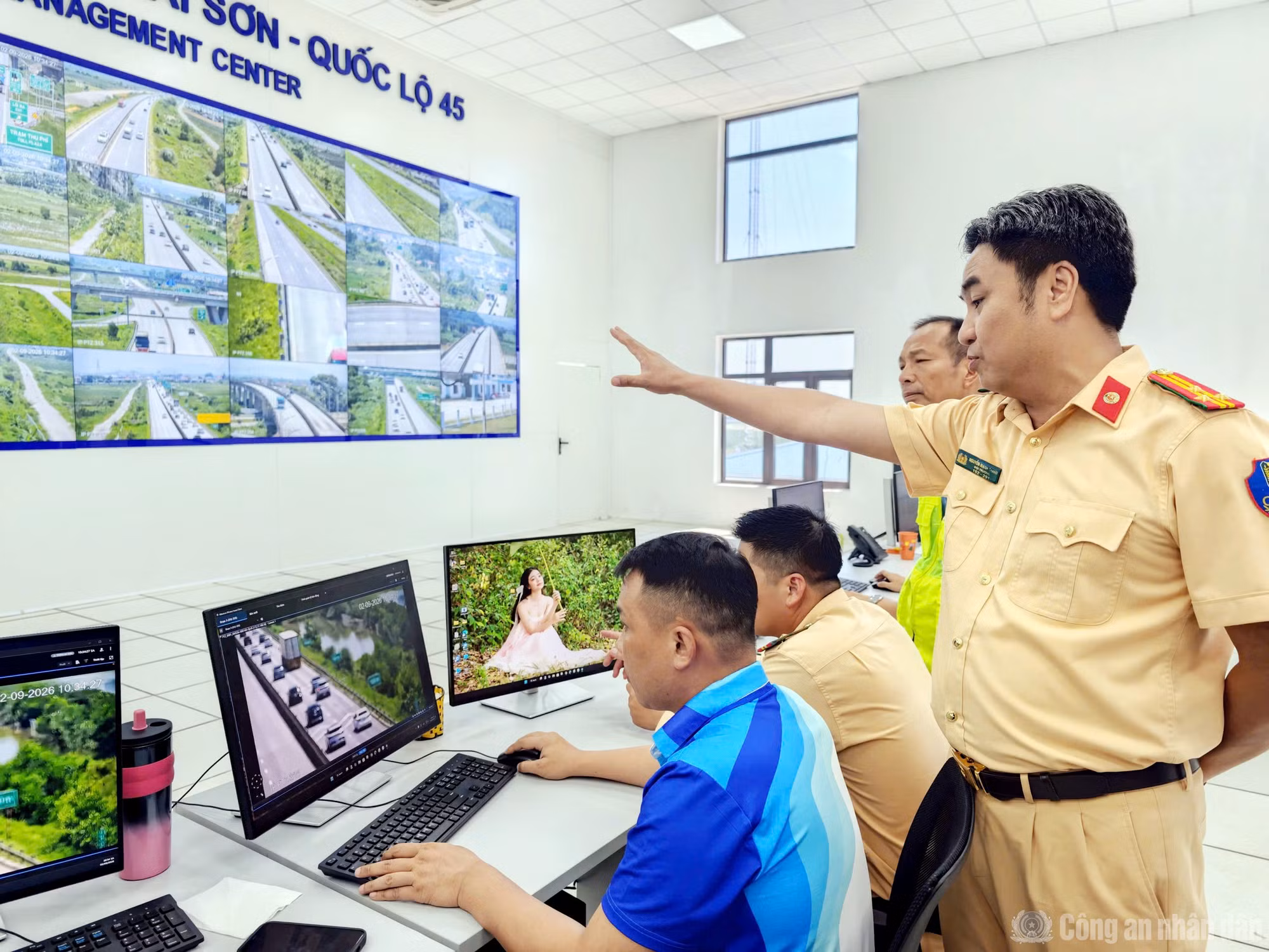 Thượng tá Nguyễn Mạnh Thắng theo dõi tình hình giao thông trên tuyến cao tốc Pháp Vân - Cầu Giẽ - Cao Bồ - Mai Sơn - Quốc lộ 45