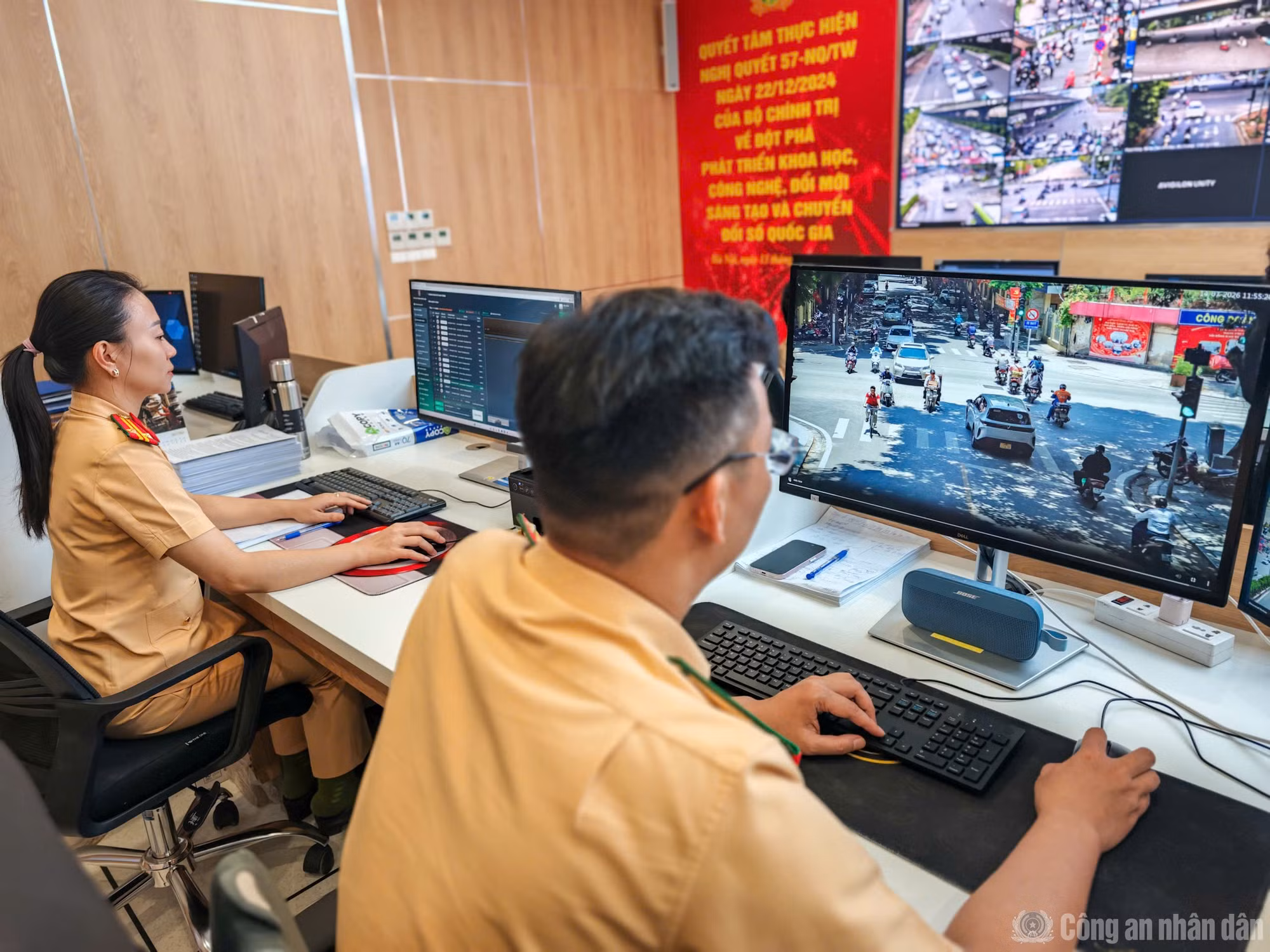 Cán bộ CSGT làm nhiệm vụ tại Trung tâm điều khiển giao thông Hà Nội.