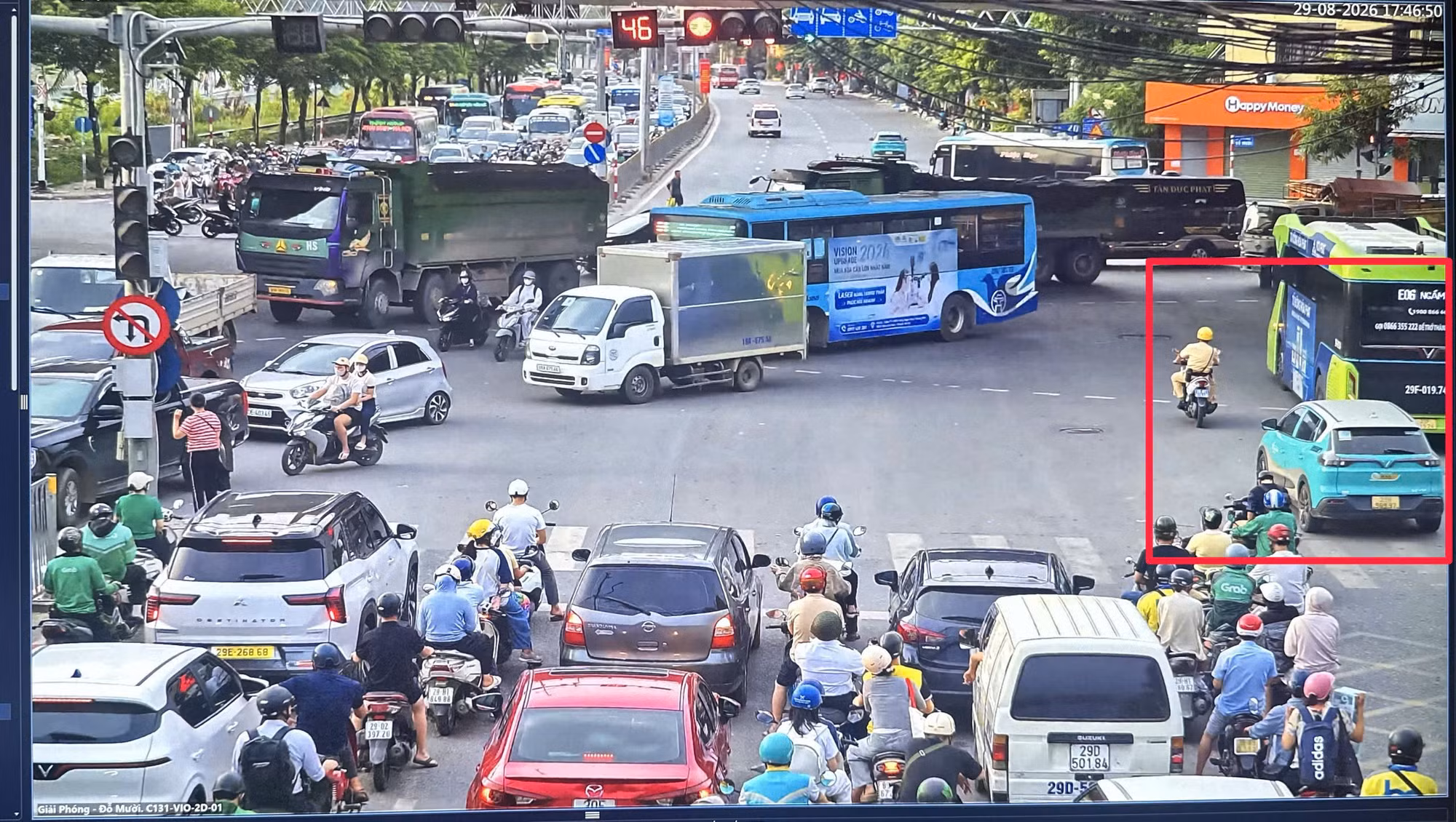 Camera AI ghi lại cảnh chiến sĩ CSGT mở đường đưa cụ bà 83 tuổi bị đột quỵ đi cấp cứu giữa dòng xe đông đúc