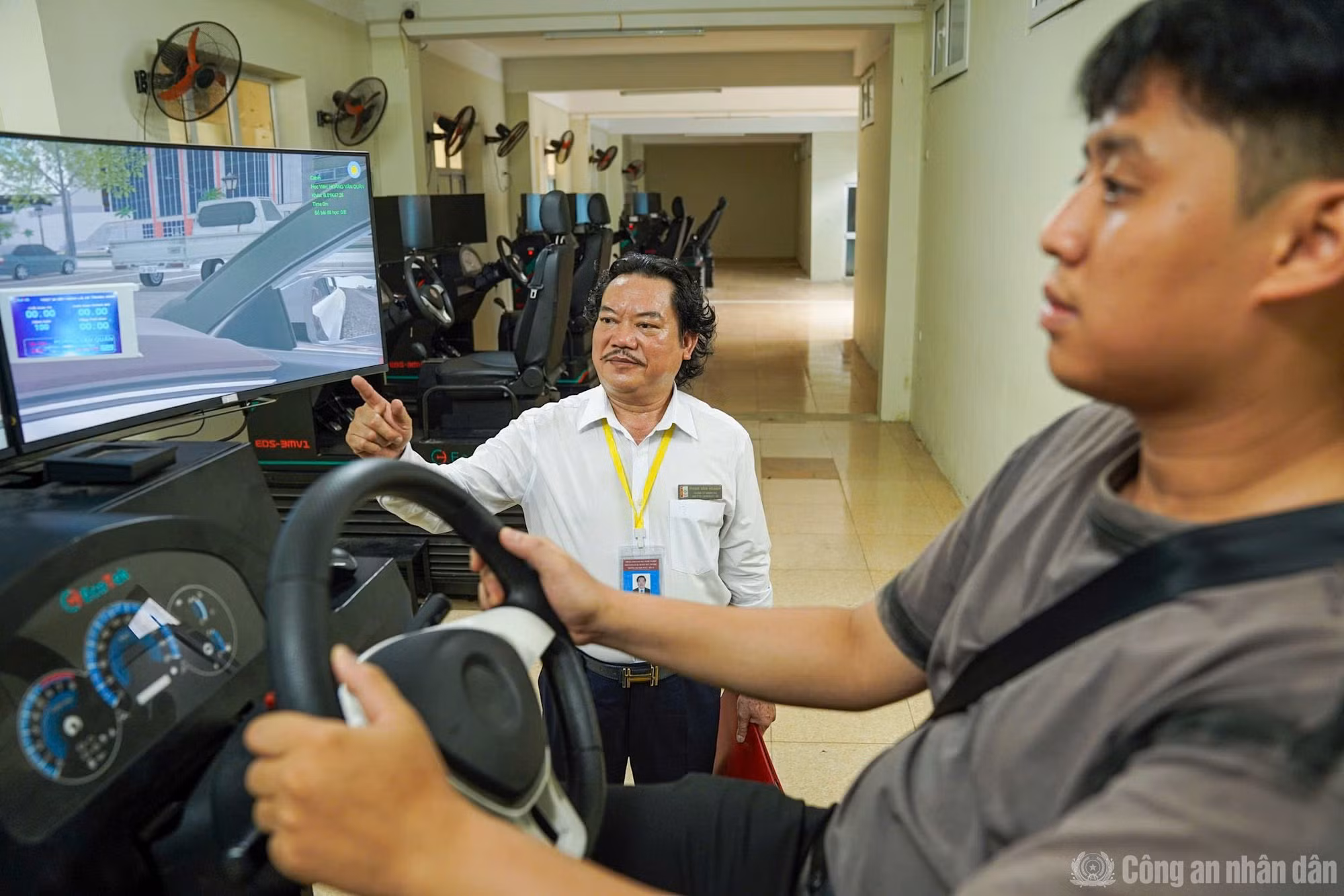 Trước khi có quy định này, các thí sinh phải thực hiện những phần thi gồm: Lý thuyết; mô phỏng các tình huống giao thông trên máy tính; sát hạch trong hình; lái xe trên đường trường.