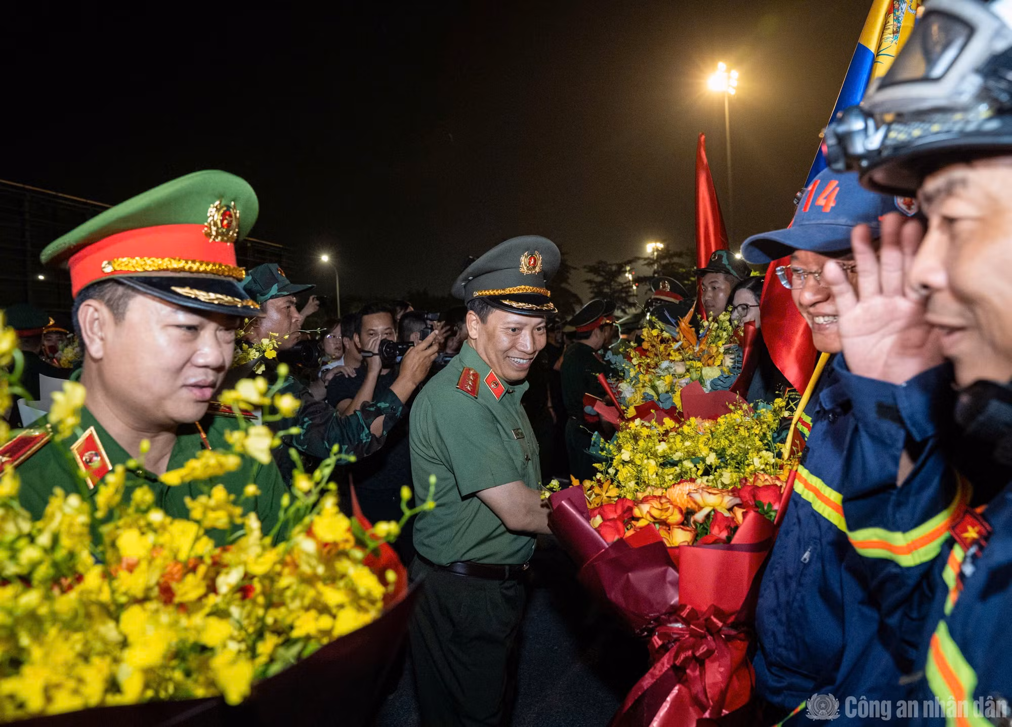 Thượng tướng Lê Văn Tuyến, Thứ trưởng Bộ Công an chúc mừng các thành viên trong Đoàn CNCH Việt Nam hoàn thành xuất sắc nhiệm vụ quốc tế trở về.