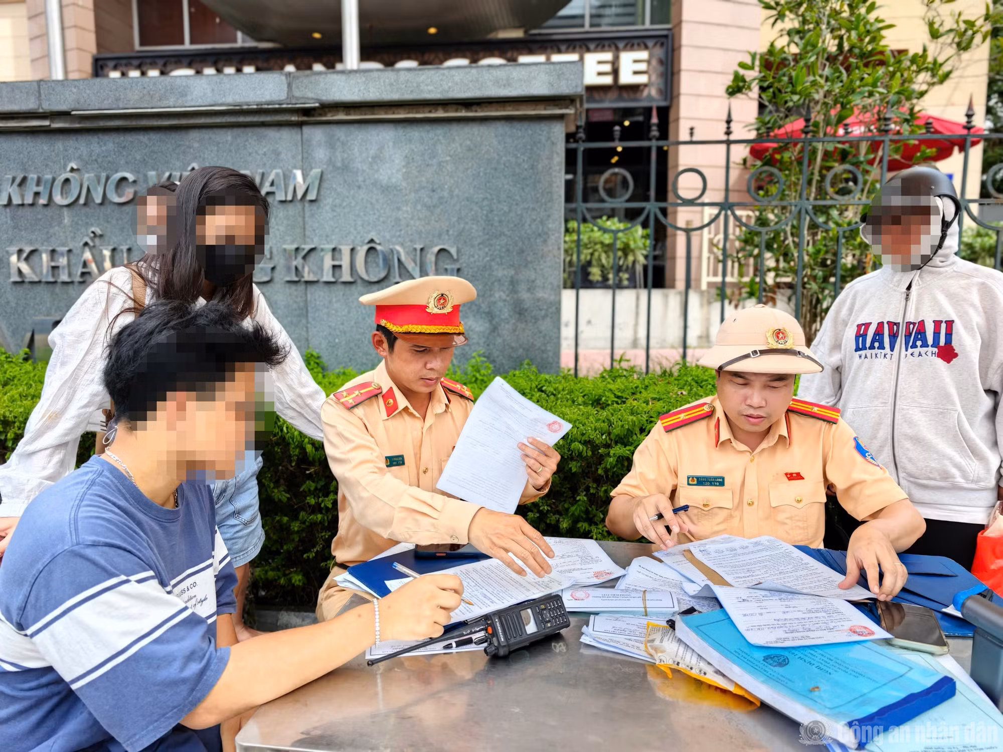 Thiếu tá Đặng Tuấn Long và Thượng úy Lê Ngọc Sơn làm việc với các trường hợp vi phạm giao thông.