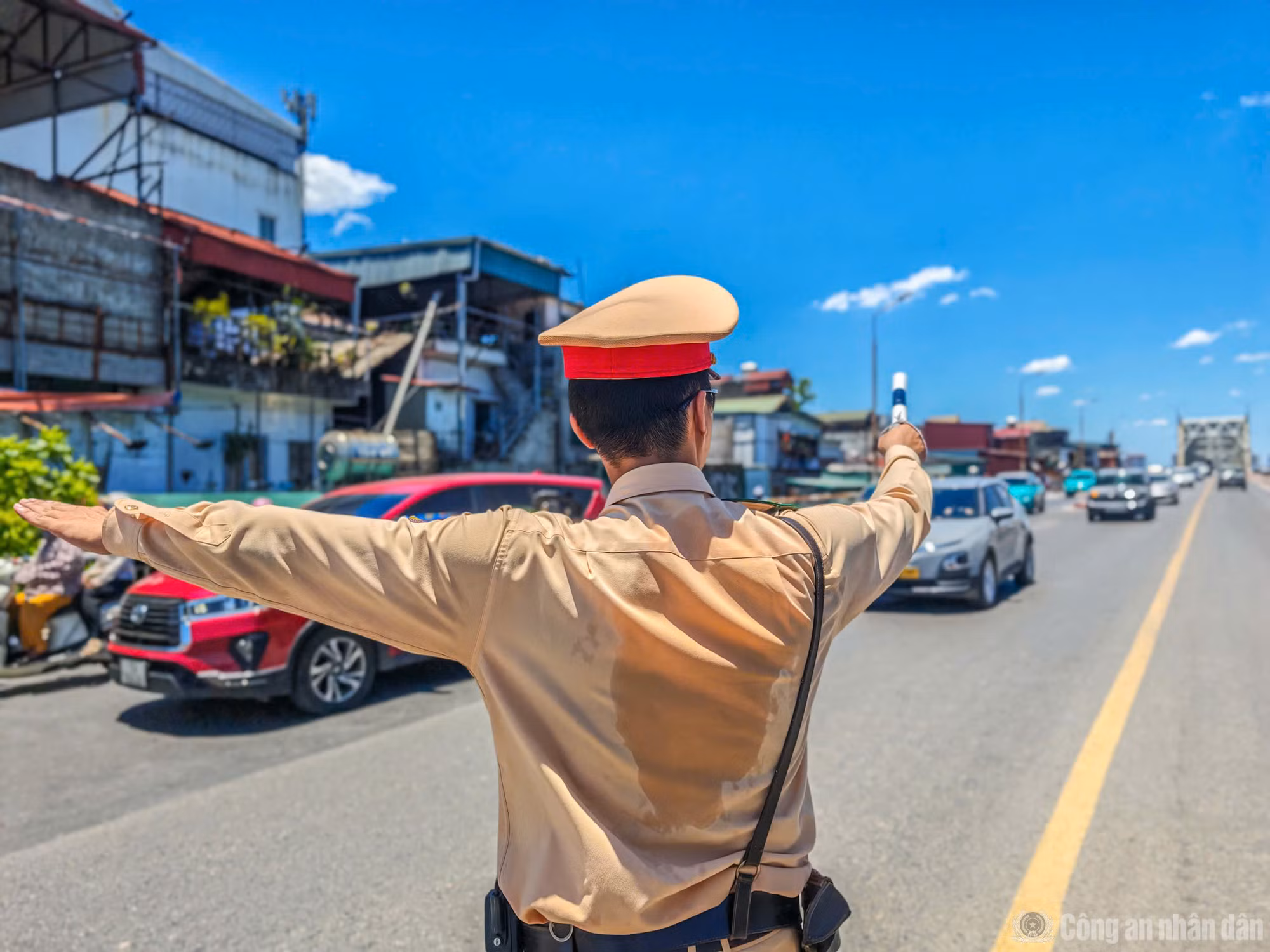 CSGT Hà Nội điều tiết giao thông trong thời tiết nắng nóng.