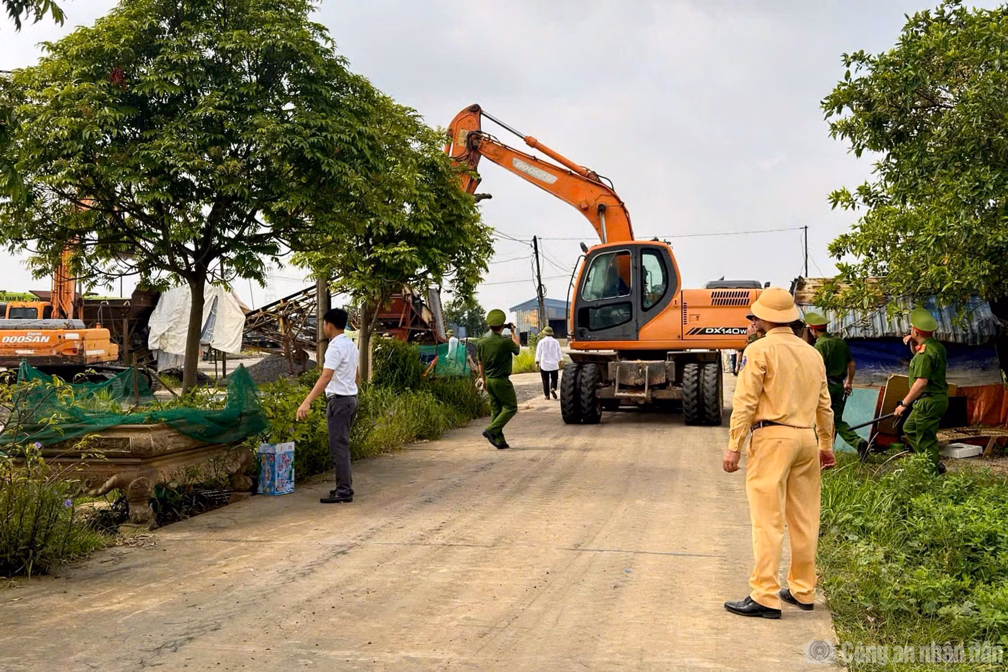 Cảnh sát đường thuỷ Hà Nội phối hợp chính quyền địa phương xử lý các bến bãi không phép.