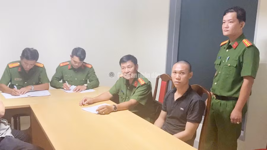 Bị truy nã rồi dụ dỗ người tình "nhí" trốn sang Lào