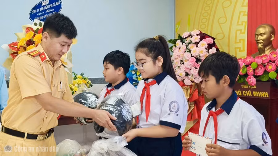 Công an Cà Mau mang nhiều niềm vui Trung thu đến trẻ em khó khăn 