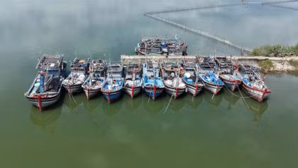 Vì sao hàng loạt tàu cá ở Huế phải nằm bờ dài ngày?