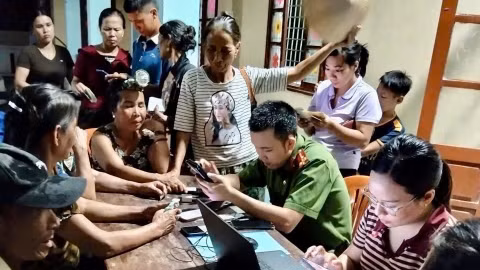  “Đi từng ngõ, gõ cửa từng nhà” giúp dân chuyển đổi số 