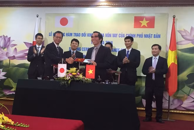 Thứ trưởng Bộ Kế hoạch và Đầu tư Nguyễn Văn Trung và Đại sứ đặc mệnh toàn quyền Nhật Bản tại Việt Nam Hiroshi Fukada đã ký công hàm trao đổi về việc Chính phủ Nhật Bản cung cấp cho Chính phủ Việt Nam khoản ODA vốn vay tài khoá 2016 trị giá 11 tỷ Yên