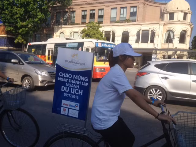 Một số hình ảnh diễu hành xe đạp quanh một số tuyến phố lớn ở Hà Nội, chào mừng kỷ niệm 56 năm thành lập ngành Du lịch Việt Nam .