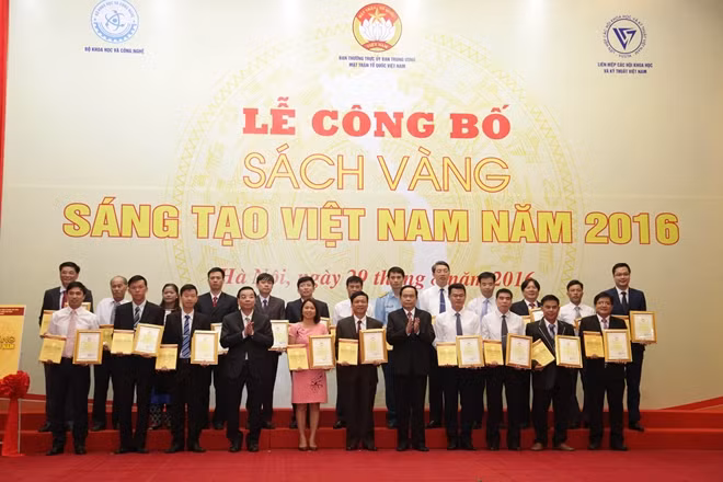 Ban tổ chức trao tặng cuốn sách và giấy chứng nhận cho các tác giả có công trình ghi danh trong Sách vàng sáng tạo Việt Nam năm 2016