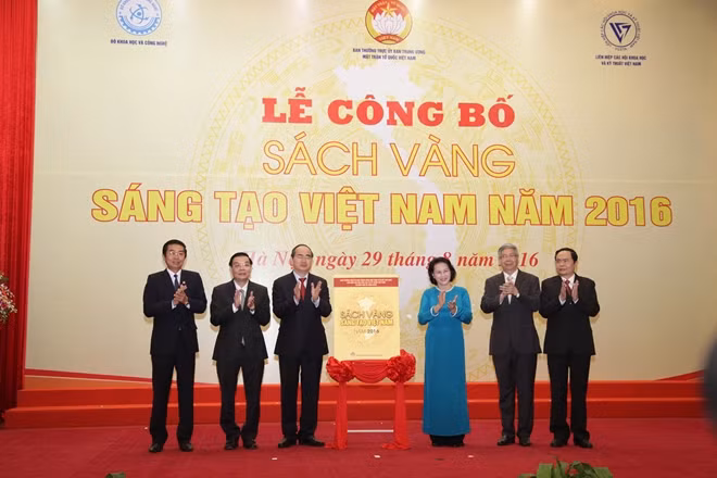 Chủ tịch Quốc hội Nguyễn Thị Kim Ngân, Chủ tịch Ủy ban Trung ương MTTQ Việt Nam Nguyễn Thiện Nhân và các đại biểu tại Lễ công bố.