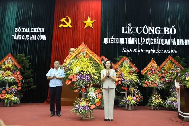 Lãnh đạo tỉnh Ninh Bình chúc mừng Cục Hải quan Hà Nam Ninh