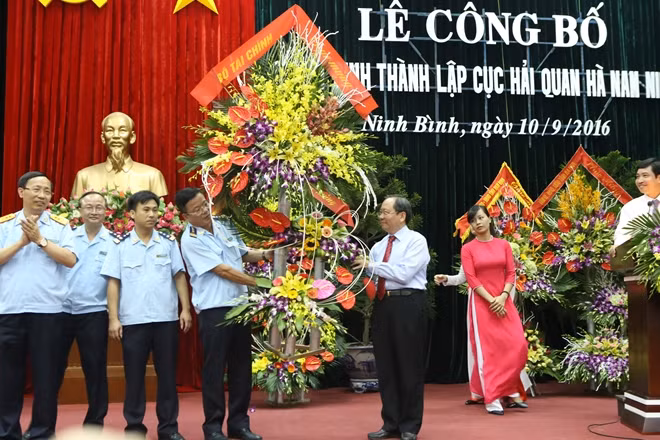 Thứ trưởng Bộ Tài chính Đỗ Hoàng Anh Tuấn tặng hoa chúc mừng lãnh đạo Cục hải quan Hà Nam Ninh
