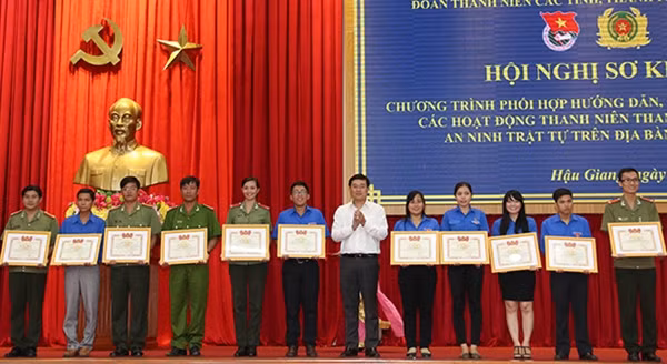 Đồng chí Lê Quốc Phong, Bí thư Trung ương Đoàn, Chủ tịch Hội SVVN tặng Bằng khen của Trung ương Đoàn cho tập thể và cá nhân tiêu biểu.