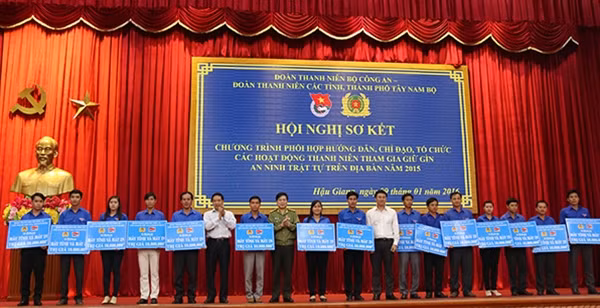Trung tướng Nguyễn Xuân Mười, Phó Tổng cục trưởng Tổng cục Chính trị CAND cùng Ban Bí thư TW Đoàn tặng máy vi tính cho 15 xã Đoàn trên địa bàn Hậu Giang.