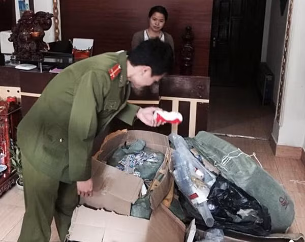 Cơ quan Công an kiểm tra hàng hóa không rõ nguồn gốc.