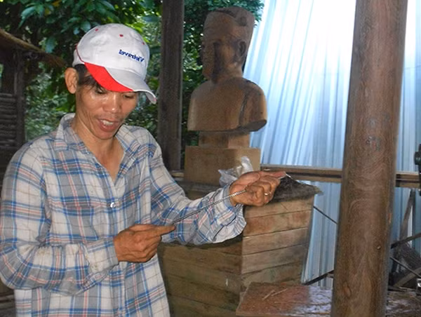 Anh Tôn Thất Tùng, người điêu khắc nên 12 bức tượng vua nhà Nguyễn trên gỗ trầm hương.
