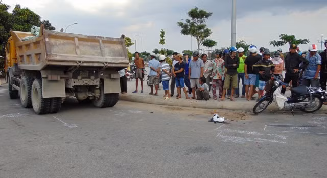 Hiện trường vụ TNGT khiến 1 nam học sinh tử vong.