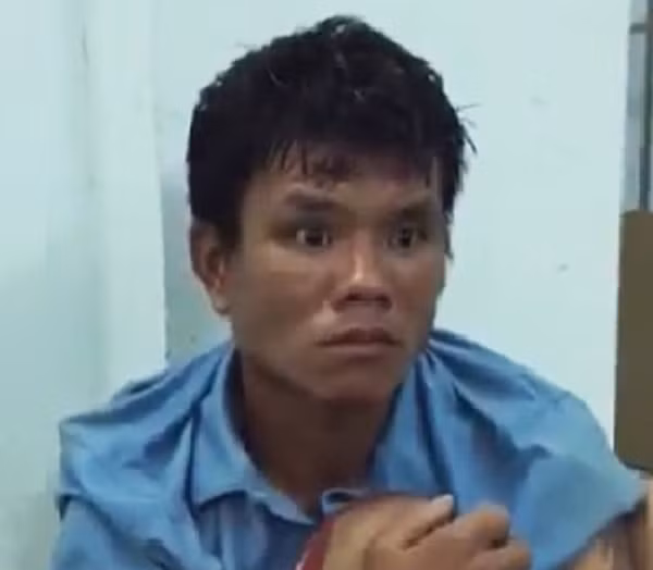 Đối tượng Phạm Tấn Tới sau khi bị Cảnh sát 113 tạm giữ. Ảnh cắt từ video clip.