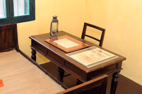 Còn chiếc ghế để cạnh bàn làm việc của Bác là chỗ ngồi của đồng chí Vũ Kỳ - Thư ký của Bác. Còn chiếc ghế để cạnh bàn làm việc của Bác là chỗ ngồi của đồng chí Vũ Kỳ - Thư ký của Bác.