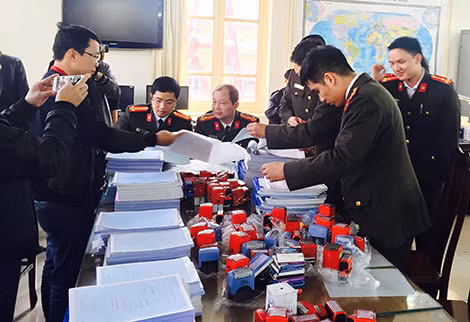 Cơ quan ANĐT thu giữ số lượng lớn tang vật hóa đơn GTGT và con dấu các công ty “ma” được các đối tượng sử dụng trong mua bán hóa đơn, thu lợi bất chính.