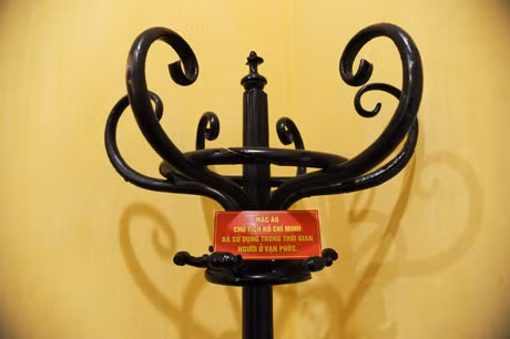 Căn phòng nơi Bác Hồ ở và làm việc 16 ngày đêm từ ngày 3-12-1946 đến ngày 19-12-1946 tại tầng 2, có diện tích 12m2. Căn phòng nơi Bác Hồ ở và làm việc 16 ngày đêm từ ngày 3-12-1946 đến ngày 19-12-1946 tại tầng 2, có diện tích 12m2.