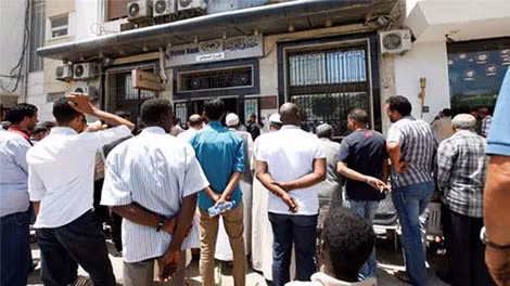Người dân Libya sếp hàng dài ngoài một ngân hàng tại thủ đô Tripoli. Ảnh: Reuters.