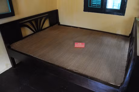 Trong đoàn đi có Bác cùng 6 đồng chí khác làm công tác bảo vệ, hậu cần, liên lạc và thư ký cho Bác. Các đồng chí nam thu xếp nghỉ ở ba gian nhà ngoài. Trong đoàn đi có Bác cùng 6 đồng chí khác làm công tác bảo vệ, hậu cần, liên lạc và thư ký cho Bác. Các đồng chí nam thu xếp nghỉ ở ba gian nhà ngoài.