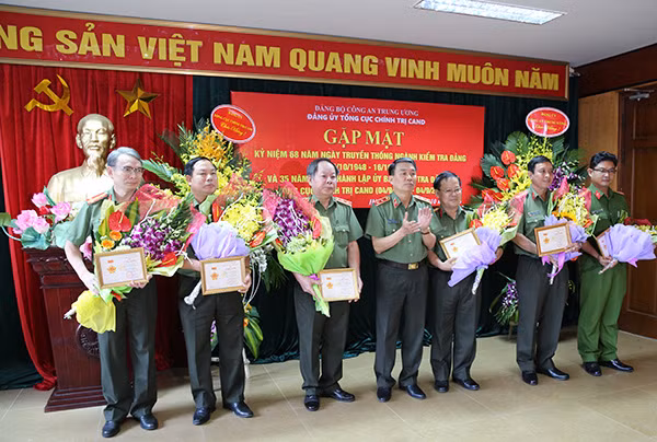 Trung tướng Trần Bá Thiều tặng hoa chúc mừng và trân trọng trao Kỷ niệm chương "Vì sự nghiệp kiểm tra của Đảng" cho các đồng chí có thành tích xuất sắc.