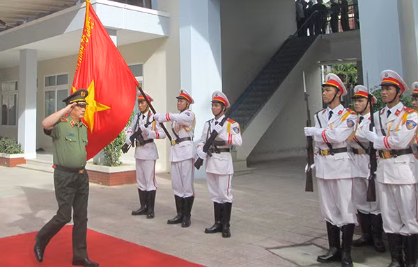 Thứ trưởng Nguyễn Văn Thành duyệt đội danh dự Cảnh sát PCCC Khánh Hòa.