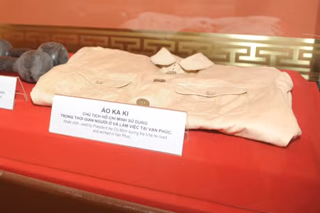 Chiếc áo ka ki Chủ tịch Hồ Chí Minh sử dụng trong thời gian Người ở và làm việc tại Vạn Phúc. Chiếc áo ka ki Chủ tịch Hồ Chí Minh sử dụng trong thời gian Người ở và làm việc tại Vạn Phúc.