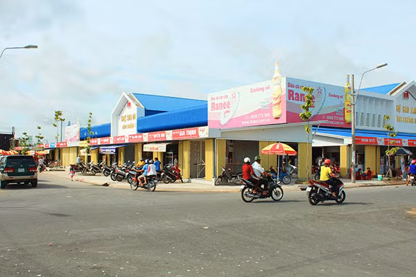 Chợ Sao Mai Bình Khánh, một trong những ngôi chợ luôn thu hút tiểu thương và khách hàng.