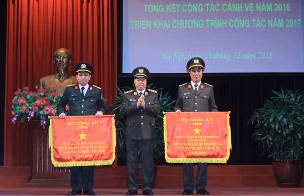 Thứ trưởng Bùi Văn Nam trao Cờ đơn vị dẫn đầu thi đua của Bộ Công an tặng các tập thể có thành tích xuất sắc.