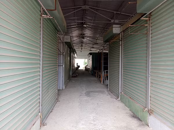 Chợ Phước Hòa vắng người mua, thưa người bán, kiot bỏ hoang.