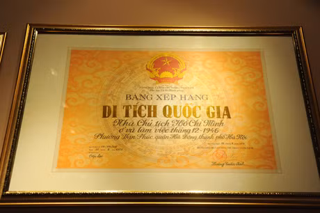 Một số hình ảnh liên quan tới sự kiện được trưng bày tại tầng 1 của ngôi nhà. Một số hình ảnh liên quan tới sự kiện được trưng bày tại tầng 1 của ngôi nhà.