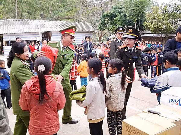Chủ tịch Hội Phụ nữ Công an tỉnh Điện Biên Nguyễn Thị Hồng Thúy (đầu tiên bên phải) trong chuyến đi tặng quà cho trẻ em có hoàn cảnh khó khăn tại địa bàn huyện Mường Nhé.