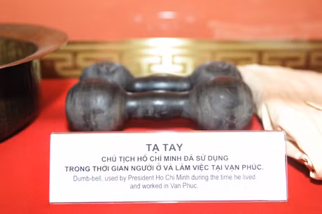 Mặc dù phải giữ bí mật không xuống sân tập thể dục được, Bác vẫn giữ nề nếp rèn luyện thân thể thường xuyên. Sáng sáng khi trở dậy, Người cầm hai quả tạ làm động tác co tay và đi bộ nhiều lượt suốt chiều dài căn gác. Điều này làm chúng ta liên tưởng tới lời kêu gọi Tập thể dục của Người năm 1945. Người nói: “Tự tôi ngày nào cũng tập”. Mặc dù phải giữ bí mật không xuống sân tập thể dục được, Bác vẫn giữ nề nếp rèn luyện thân thể thường xuyên. Sáng sáng khi trở dậy, Người cầm hai quả tạ làm động tác co tay và đi bộ nhiều lượt suốt chiều dài căn gác. Điều này làm chúng ta liên tưởng tới lời kêu gọi Tập thể dục của Người năm 1945. Người nói: “Tự tôi ngày nào cũng tập”.