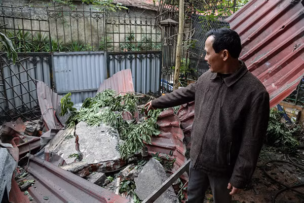 Một mảng bê tông bị đổ sụp xuống sân của nhà anh Duật.