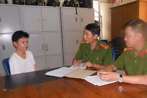 Các điều tra viên lấy lời khai đối tượng Lương Thanh Hà.