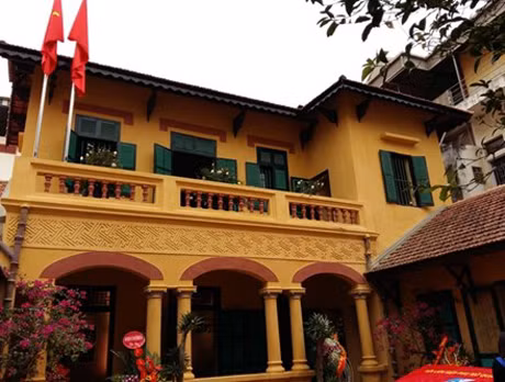 Trước đây ngôi nhà là của gia đình cụ Nguyễn Văn Dương, năm 1973 gia đình cụ đã hiến tặng ngôi nhà này để làm nơi lưu niệm về Chủ tịch Hồ Chí Minh và giáo dục truyền thống yêu nước, cách mạng. Trước đây ngôi nhà là của gia đình cụ Nguyễn Văn Dương, năm 1973 gia đình cụ đã hiến tặng ngôi nhà này để làm nơi lưu niệm về Chủ tịch Hồ Chí Minh và giáo dục truyền thống yêu nước, cách mạng.