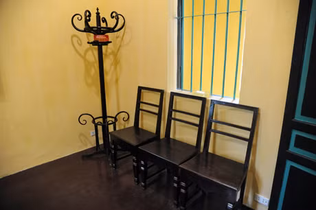 Những ngày ở và làm việc tại đây, Người đã chủ trì nhiều cuộc họp quan trọng của Đảng và Chính phủ. Các đồng chí thường vụ TW Đảng và phụ trách các ngành thường xuyên đến trao đổi công việc và xin chỉ thị của Bác và các đồng chí thường ngồi trên 3 chiếc ghế (những chiếc ghế kê gần cửa sổ). Những ngày ở và làm việc tại đây, Người đã chủ trì nhiều cuộc họp quan trọng của Đảng và Chính phủ. Các đồng chí thường vụ TW Đảng và phụ trách các ngành thường xuyên đến trao đổi công việc và xin chỉ thị của Bác và các đồng chí thường ngồi trên 3 chiếc ghế (những chiếc ghế kê gần cửa sổ).