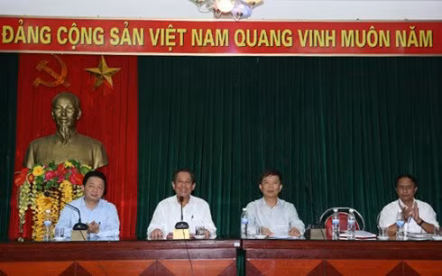 Phó Thủ tướng Trương Hòa Bình trực tiếp lắng nghe tâm tư, nguyện vọng của bà con ngư dân xã Cảnh Dương. Ảnh: VGP/Lê Sơn.