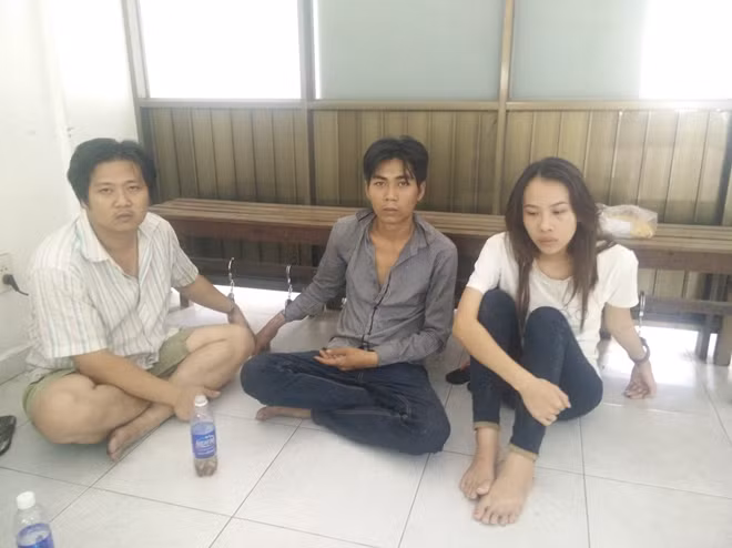Tuấn (giữa) và hai đồng bọn tại cơ quan điều tra